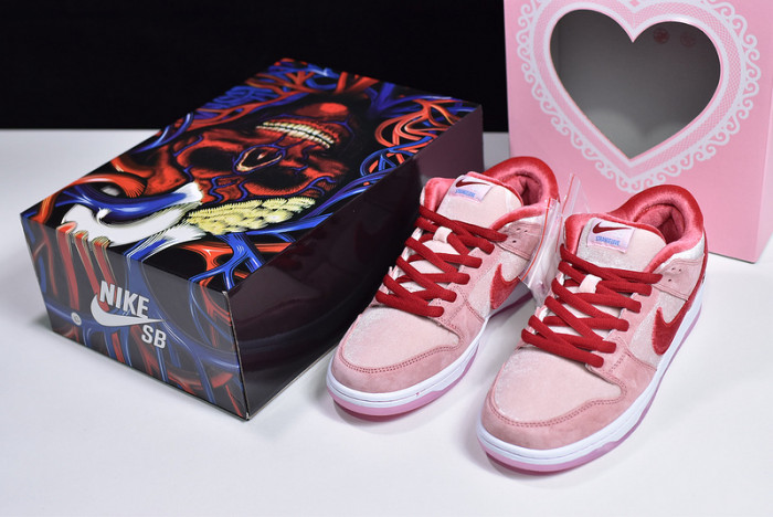 nike sb dunk low strangelove skateboards ct2552-800
