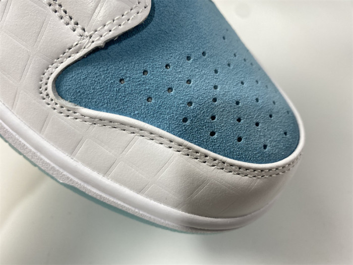 how the ftc x nike sb dunk low looks on-feet dh7687-400