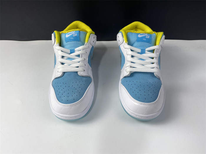 how the ftc x nike sb dunk low looks on-feet dh7687-400