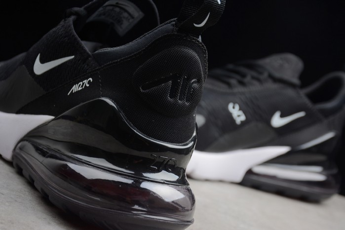 Nike Air Max 270 in black/white AH8050-002