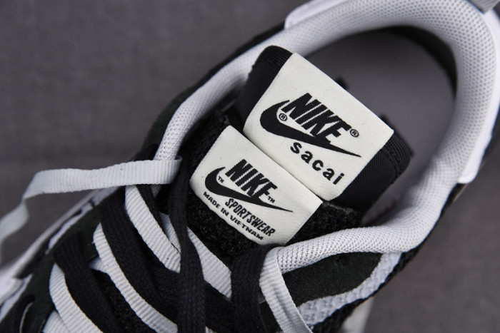 nike vaporwaffle sacai black white cv1363-001