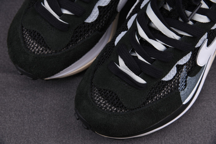 nike vaporwaffle sacai black white cv1363-001