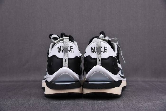 nike vaporwaffle sacai black white cv1363-001