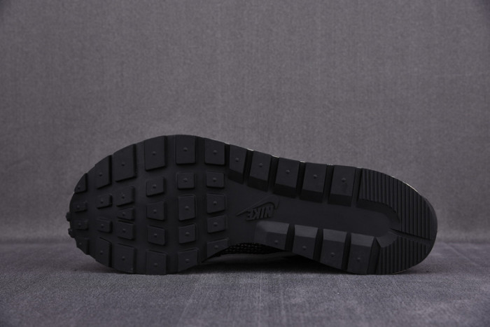 nike vaporwaffle sacai black white cv1363-001