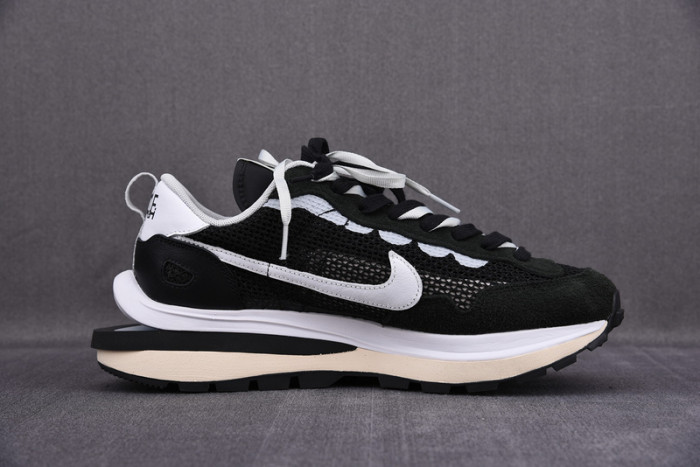 nike vaporwaffle sacai black white cv1363-001
